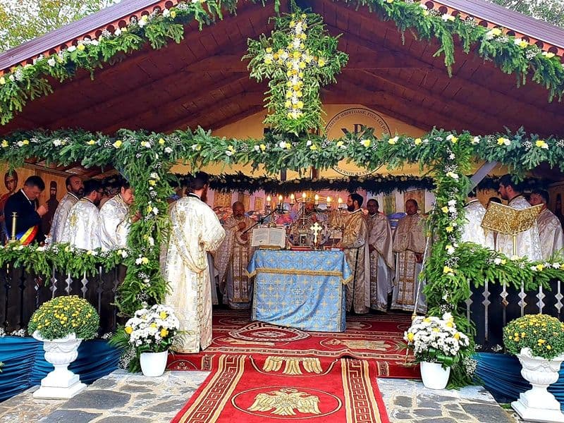 Sfințirea bisericii „Adormirea Maicii Domnului” Dumbrăvița - revărsare de lumină și har – FOTO