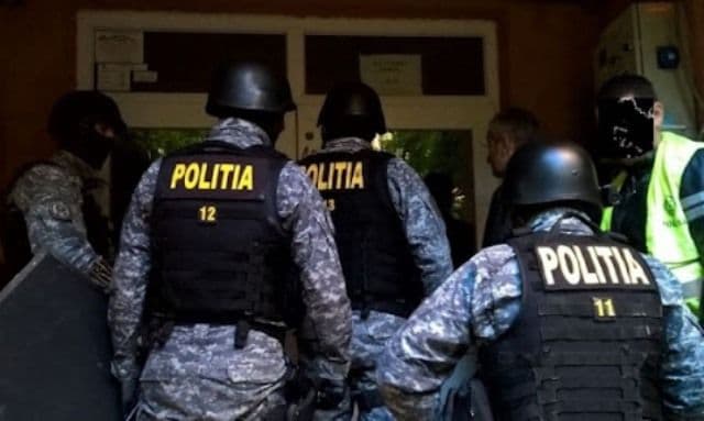 Percheziții domiciliare la trei persoane bănuite de contrafacerea de haine și parfumuri