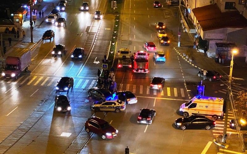 Accident cu o victimă, după ce un tânăr de 19 ani cu permisul suspendat a trecut pe culoarea roșie a semaforului