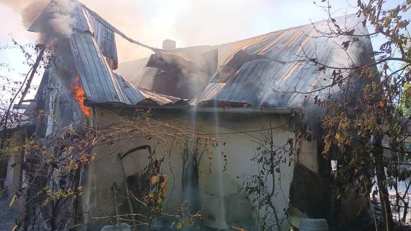 La 101 ani, o femeie din județul Botoșani și-a văzut casa mistuită de flăcări - FOTO