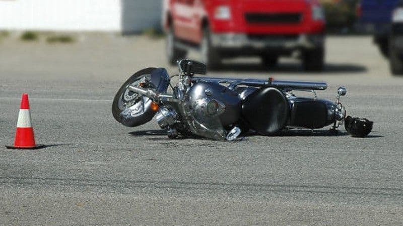 Tânăr ajuns la spital în urma unui accident rutier. O motocicletă și un autoturism s-au ciocnit
