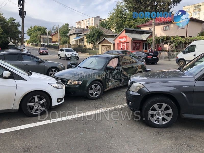 Accident! Impact violent între două mașini pe strada Spiru Haret din Dorohoi - FOTO