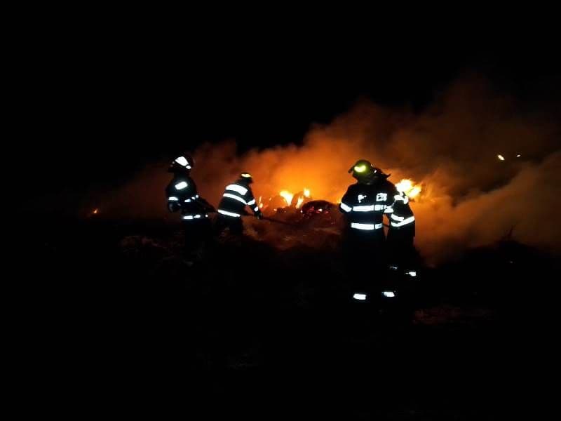 Incendiu puternic izbucnit la un depozit de furaje. Pompierii au intervenit mai bine de trei ore - FOTO