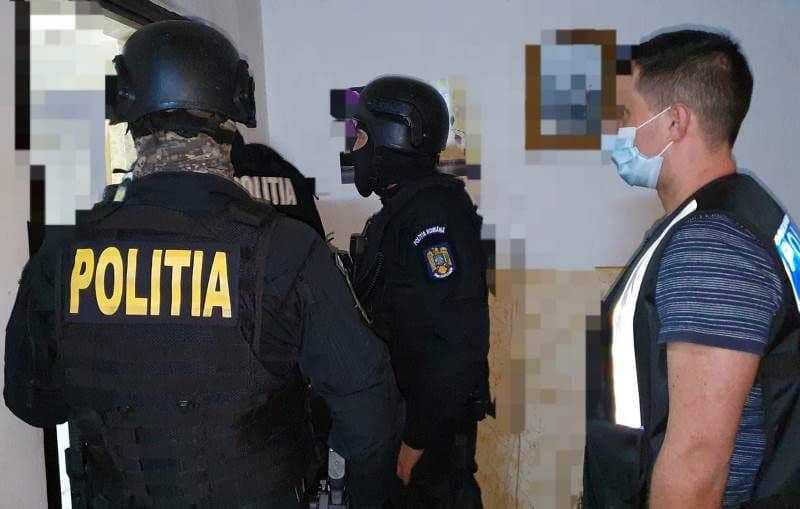 Percheziție la locuința unei femei de 73 de ani bănuită de contrabandă cu țigări