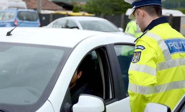 Accident produs de un tânăr care conducea o mașină radiată din circulație