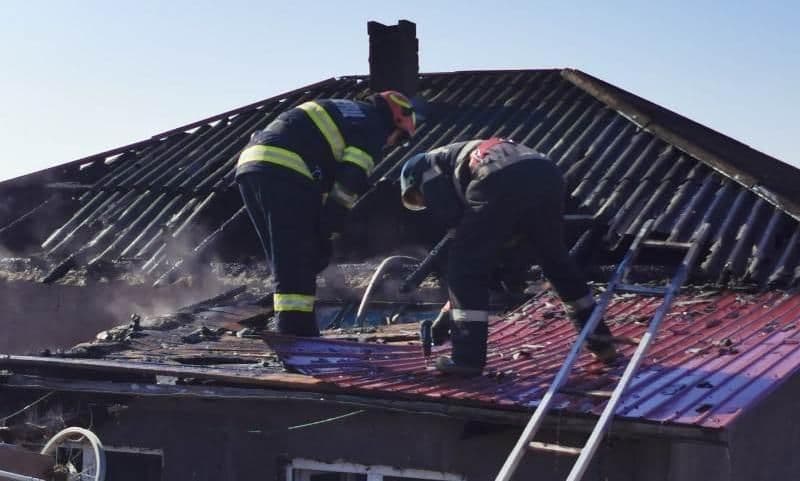 Doi frați de 4 și 17 ani, au trecut prin clipe de coșmar, după ce le-a luat foc casa - FOTO