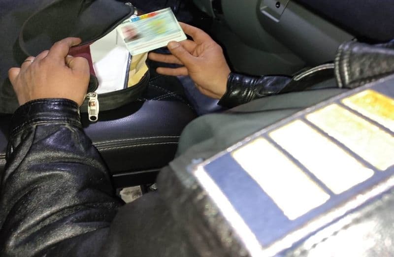 Un permis de conducere şi două cărţi de identitate false descoperite de poliţiştii de frontieră