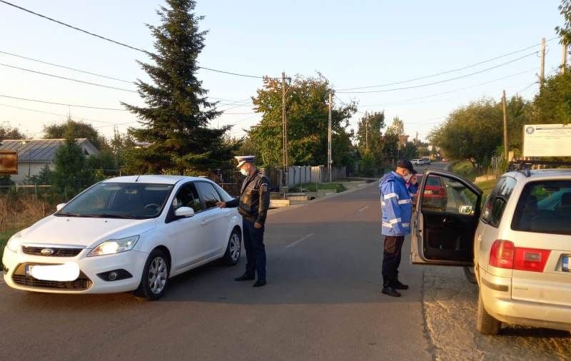 În loc să stea în carantină acasă, a ieșit la plimbare prin sat