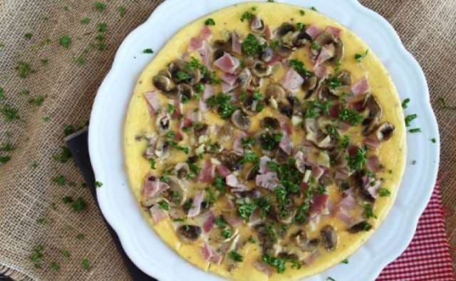 Omletă cu ciuperci, șuncă și patrunjel