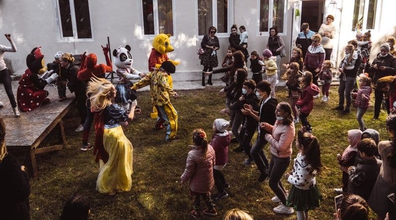 Zeci de copii s-au întâlnit cu personaje din universul Disney la Casa Municipală de Cultură Dorohoi - FOTO