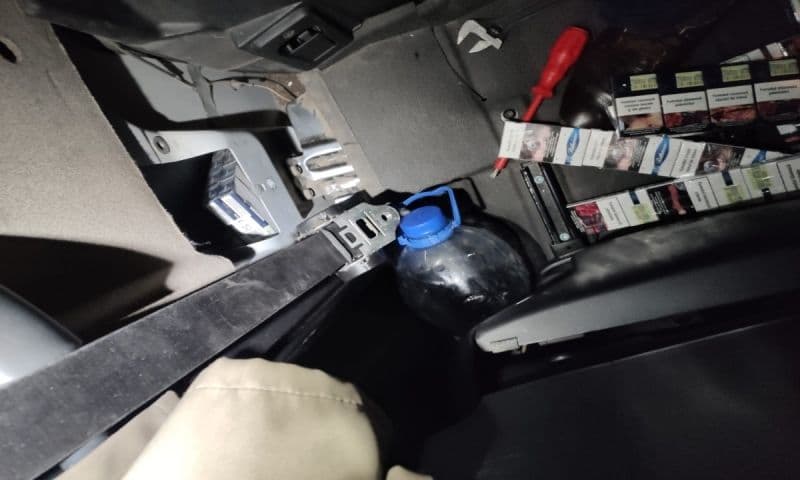 Stâlpii scaunelor unui camion „întăriţi” cu ţigări de contrabandă