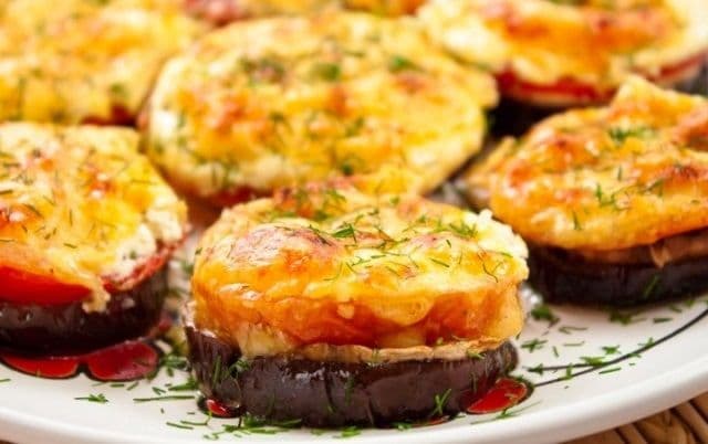 Vinete coapte cu parmezan și sos de roșii