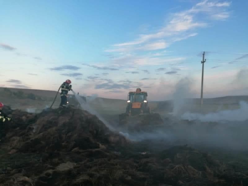 250 de tone de furaje cuprinse de flăcări într-un incendiu la Ungureni - FOTO