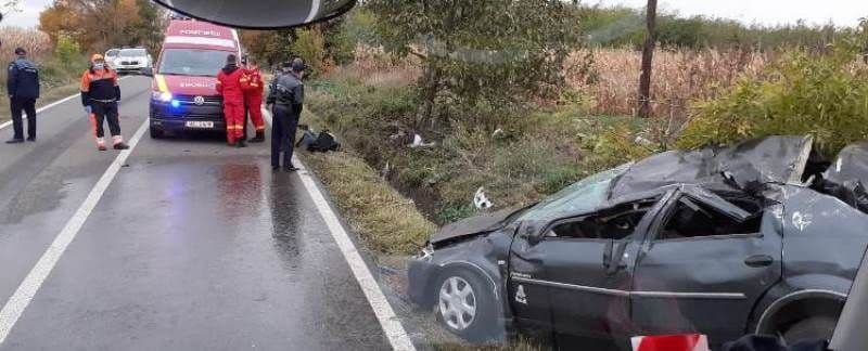 Patru persoane rănite într-un accident după ce s-au răsturnat cu mașina pe marginea unui drum - FOTO