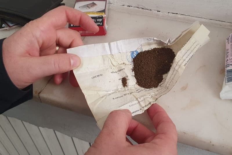 S-a prezentat la controlul de frontieră având în rucsac o cutie cu substanţă vegetală interzisă - FOTO