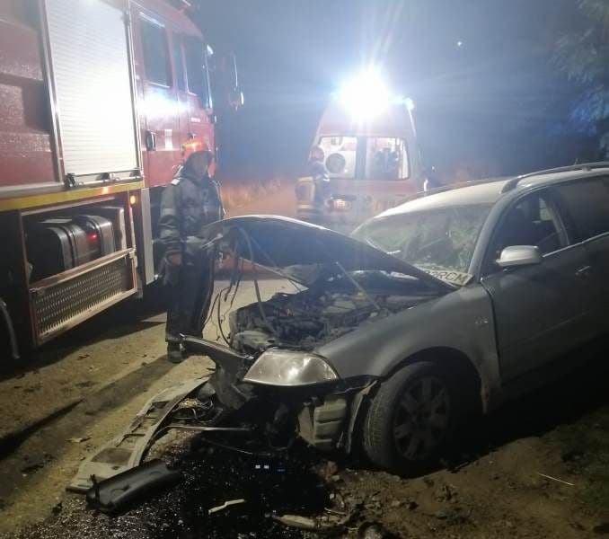 Bărbat ajuns la spital după ce s-a izbit cu mașina într-un cap de pod. Pompierii au înlăturat pericolul de incendiu - FOTO