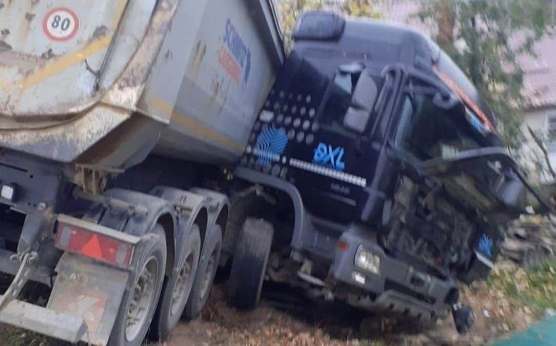 O familie din Botoșani s-a trezit cu un camion în curte - FOTO