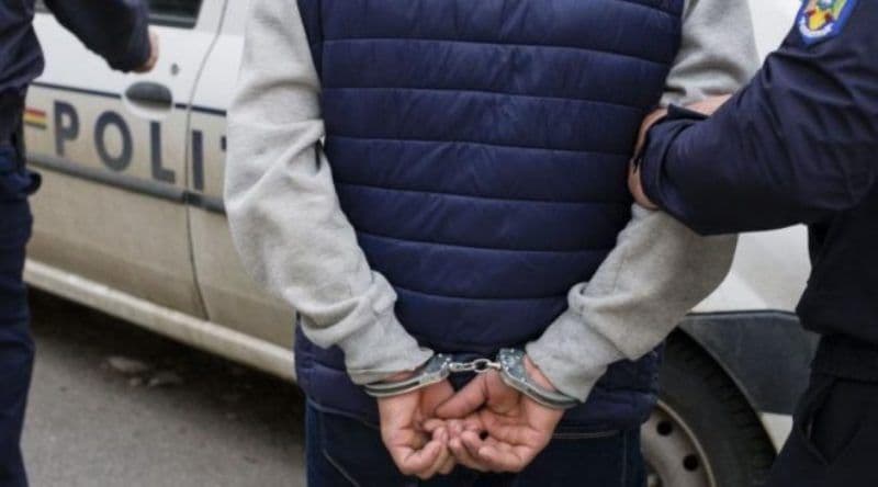 Tânăr „săltat” de poliţişti direct din parcarea unui supermarket din Botoșani şi dus la Penitenciar