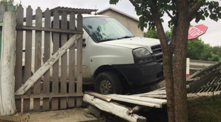 Rupt de beat s-a oprit cu mașina-n gardul unui imobil