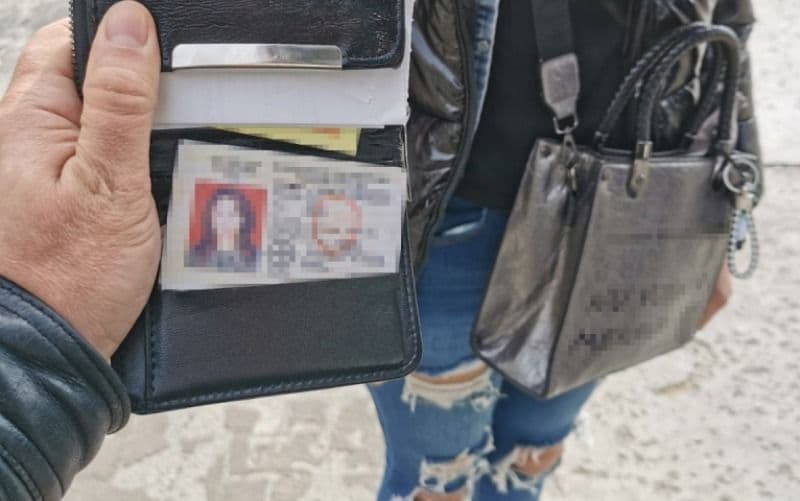 A plătit 300 de dolari pentru un permis de conducere şi s-a ales cu dosar penal