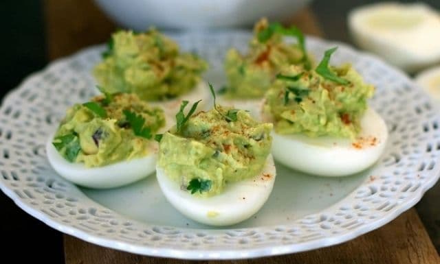 Ouă umplute cu avocado