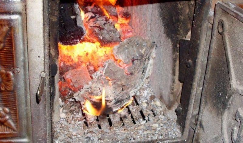 Tragediile provocate de jarul căzut din sobă pot fi prevenite!