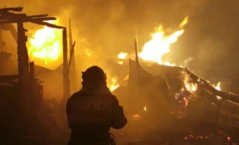 Două gospodării distruse în urma unui incendiu violent - FOTO
