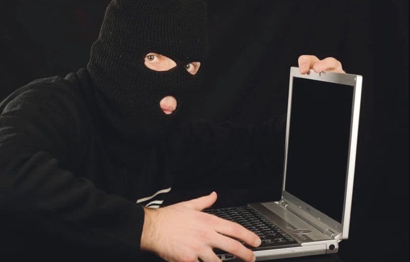 Bărbat reținut după ce a sustras laptopuri și bani din două internate școlare 