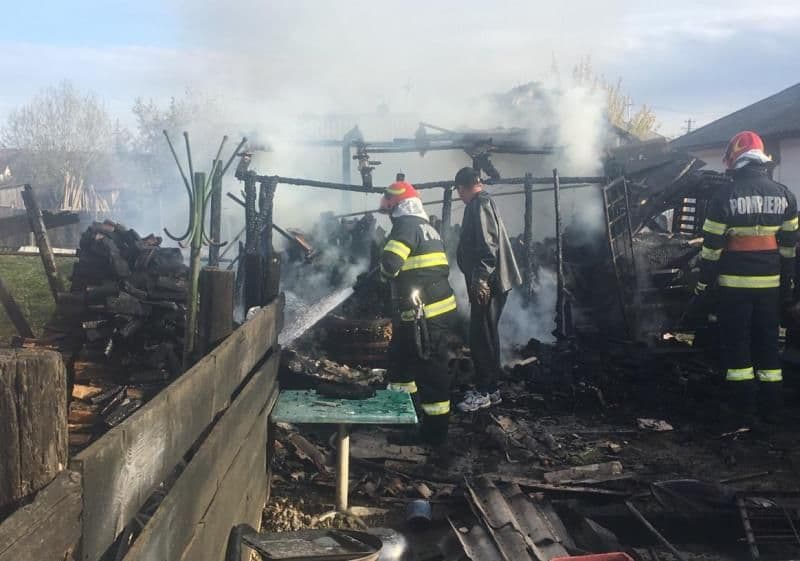 Incendiu a izbucnit într-o gospodărie din Copălău. Flăcările au cuprins mai multe anexe