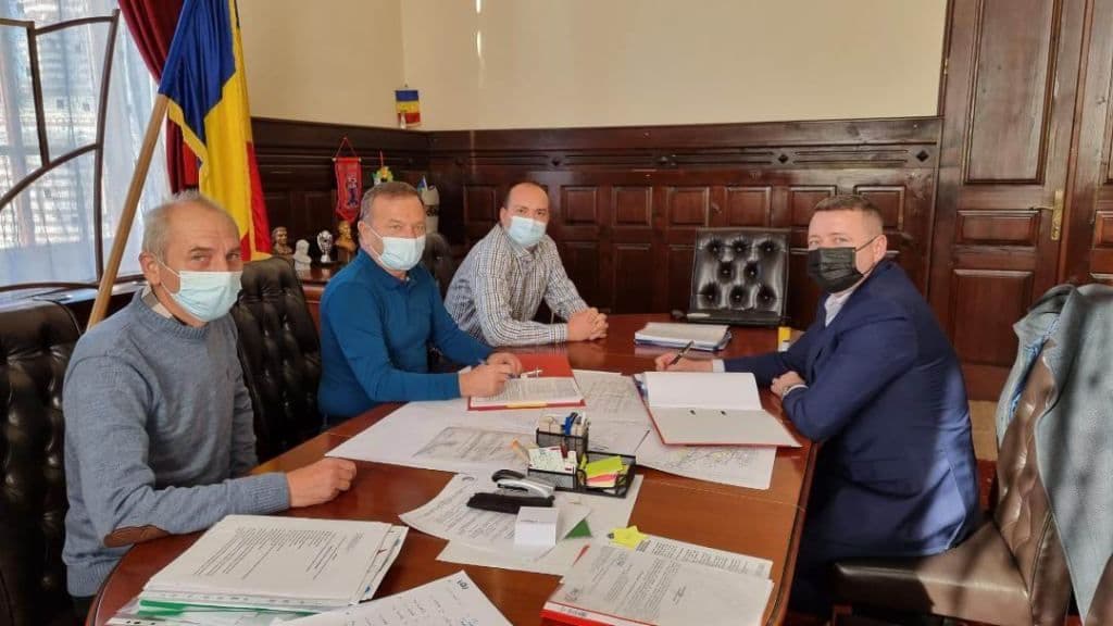 Încă un pas spre dezvoltarea durabilă: a fost semnat contractul de execuție pentru eficientizarea energetică a Spitalului Municipal din Dorohoi - FOTO