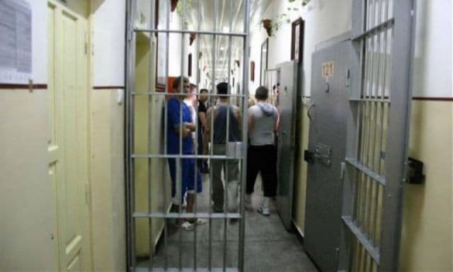 Bărbat din Dersca „săltat” de poliţişti direct de acasă şi adus sub escortă la Penitenciar