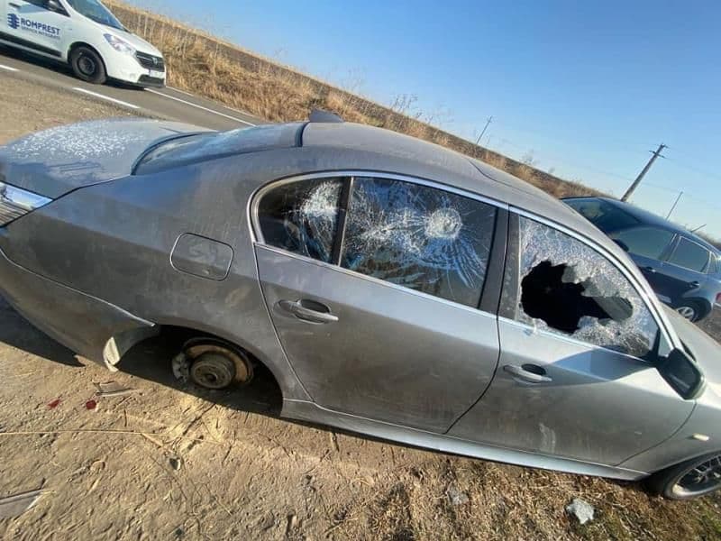 Incredibil! Mașină vandalizată pe un drum din județul Botoșani - FOTO