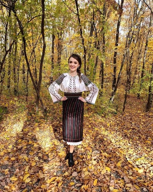 Tânăra dorohoiancă Lorena Andrișan-Dupu a lansat o nouă melodie: „Ia-mi, bărbate, straie noi” - VIDEO