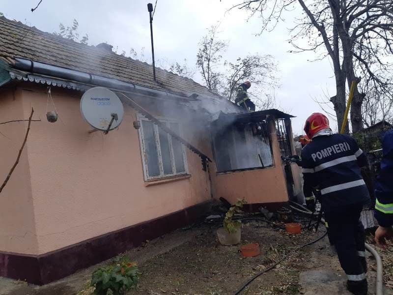 Incendiu izbucnit la o casă din Dângeni, din cauza unui scurtcircuit - FOTO