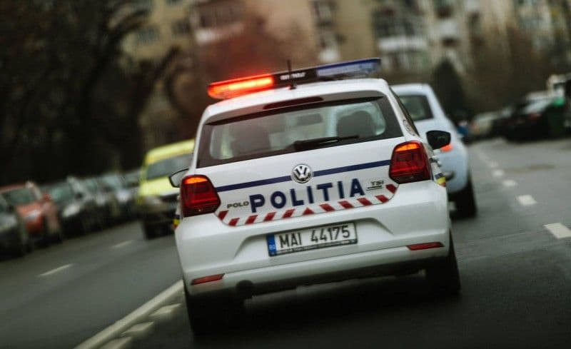 Maşină oprită pe o stradă din Botoșani, din cauză că şoferul mergea în zig-zag