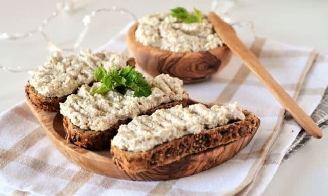 Salată de ciuperci cu usturoi