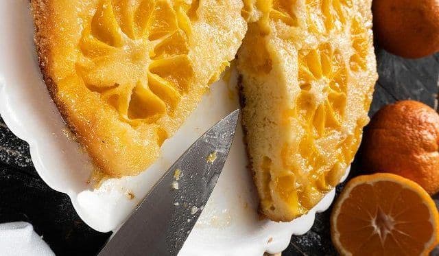 Prăjitură răsturnată cu portocale caramelizate 