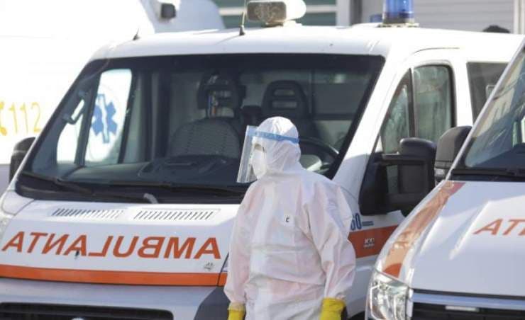 O femeie din Iași, bolnavă de COVID-19, a murit la cumpărături, după ce s-a tratat acasă mai multe zile