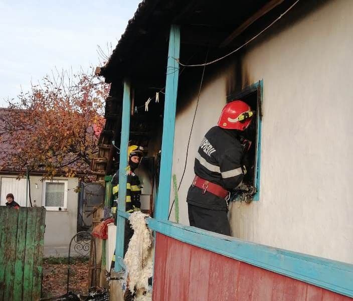 Locuință din județ aprinsă de un scurtcircuit. Pompierii au intervenit