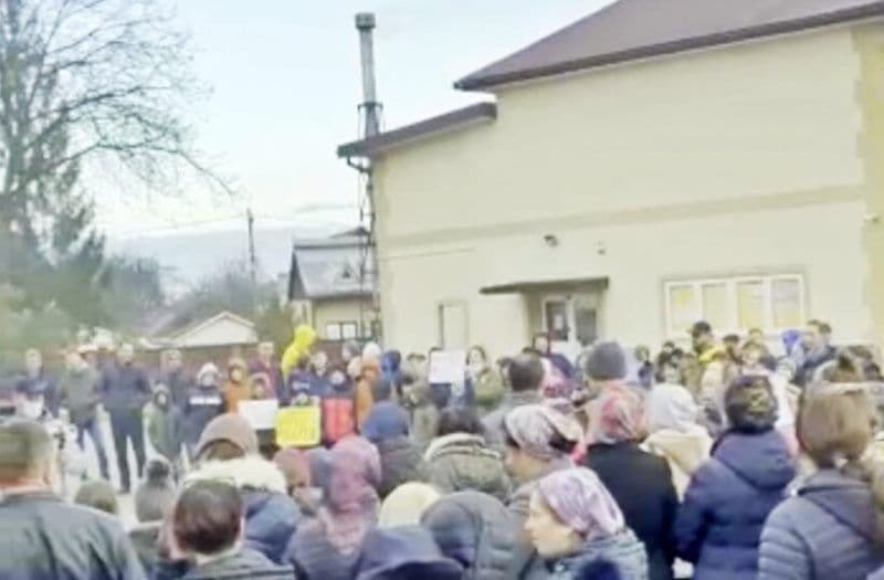 Protest față de învățământul online, la școala din Volovăț, Suceava