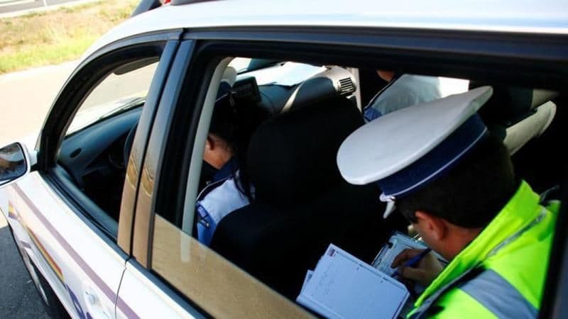 Beat și fără permis auto, un tânăr din Dorohoi a fost prins în timp ce se plimba cu o mașină împrumutată