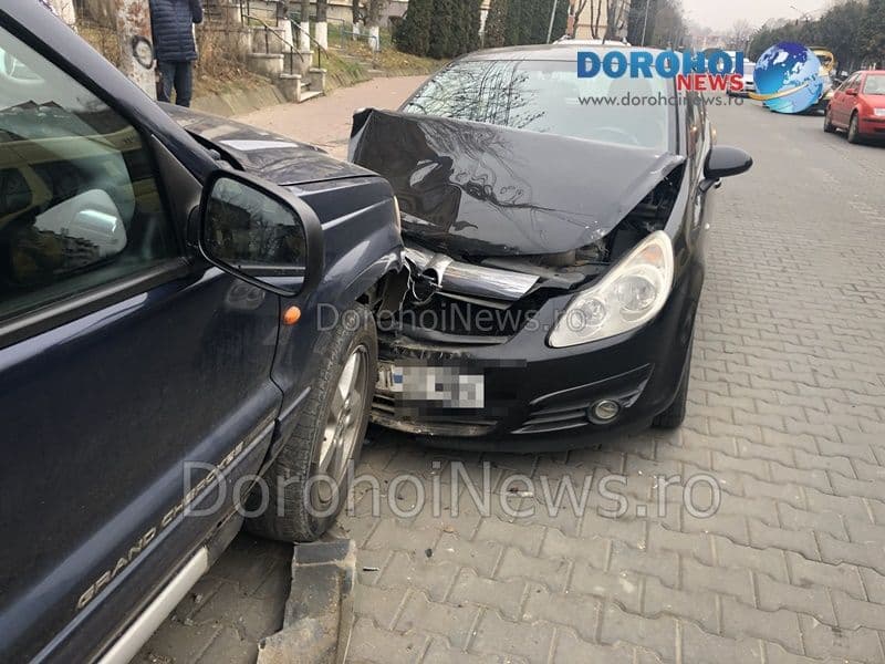 Accident ce se putea termina tragic la Dorohoi. Mașină scăpată de sub control pe Bulevardul Victoriei - FOTO