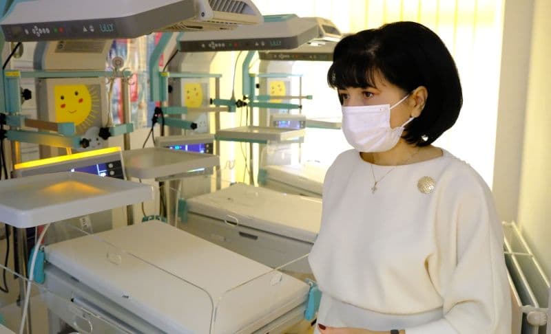 Clădiri iluminate în culoare violet de Ziua Mondială a Prematurității