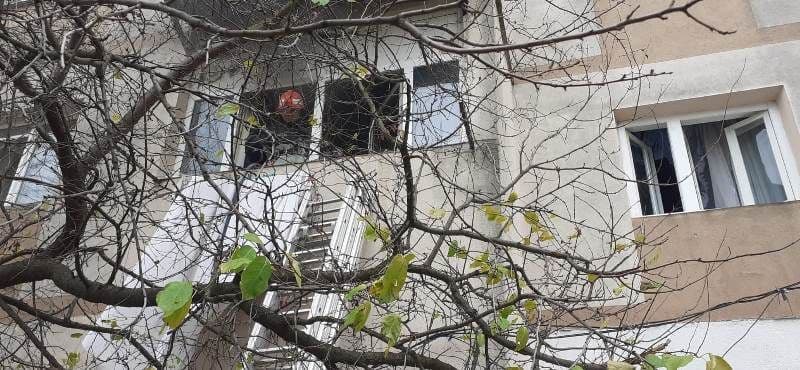 Bunurile din balconul unui apartament din Dorohoi distruse de un scurtcircuit - FOTO