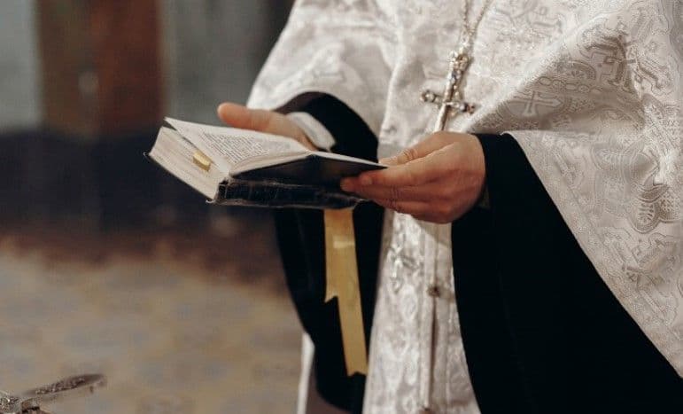 Preoți din județul Botoșani, acuzați că i-au dat afară din biserică pe cei vaccinați și le-au smuls masca enoriașilor