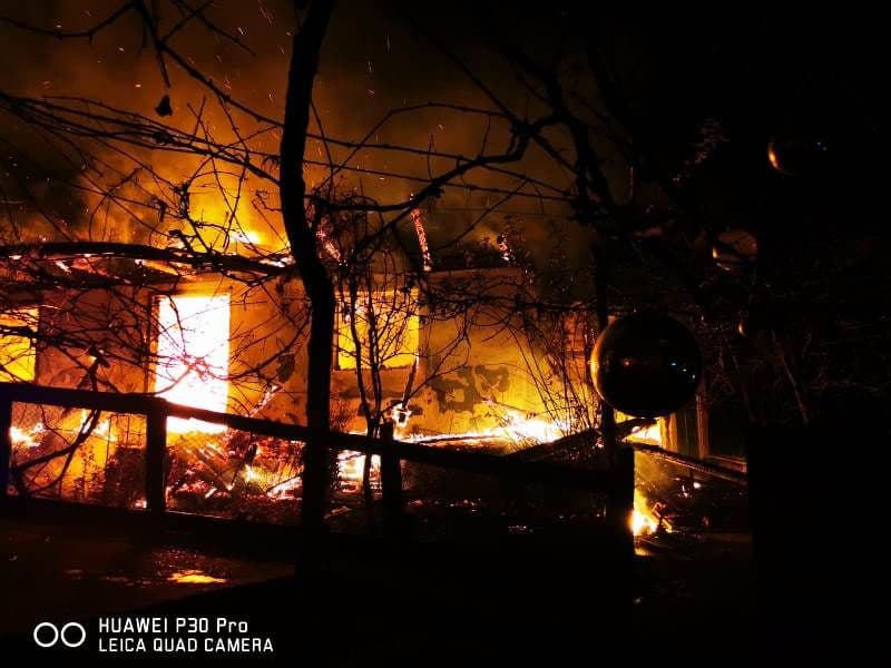 Tragedie la Rediu! Un bărbat și-a pierdut viața într-un incendiu care i-a mistuit locuința - FOTO