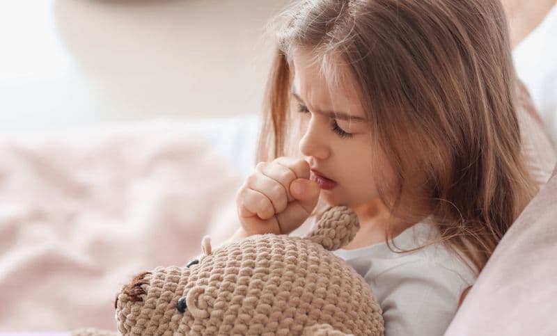 Tusea la copil. Sfatul pediatrului: „Nu este întotdeauna o idee bună să o oprim cu medicamente!”