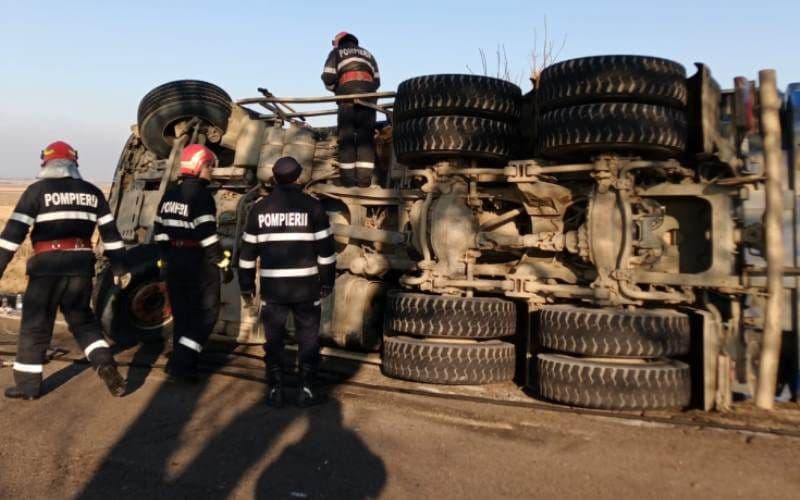 Camion încărcat cu bitum răsturnat la ieșirea din Văculești. Șoferul a fost transportat la spital – FOTO