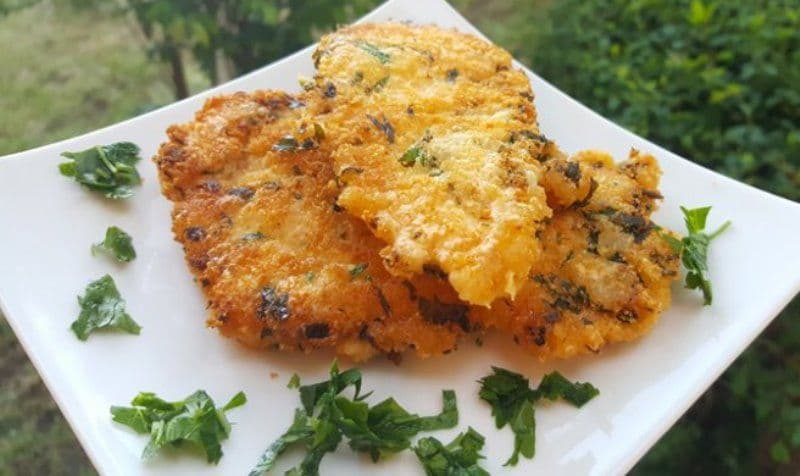 Șnițel din piept de pui cu parmezan
