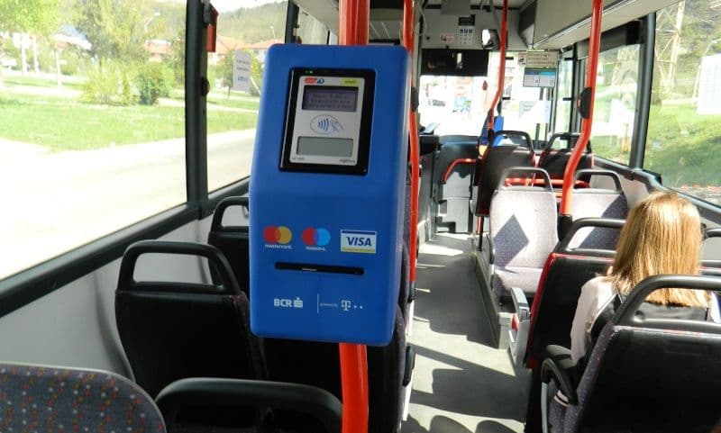Veteranii şi pensionarii vor primi legitimaţii de transport de tip card. Lege promulgată de Klaus Iohannis